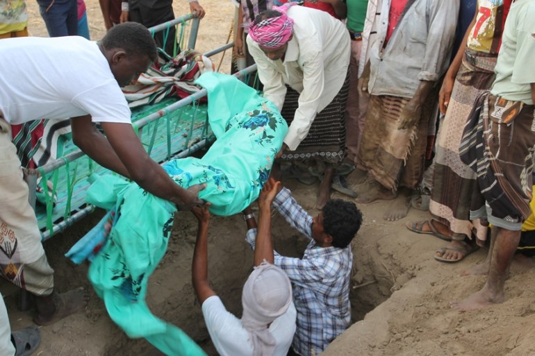 Yemenis bury the dead