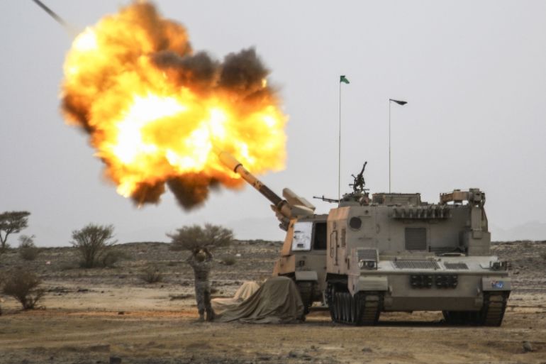 Saudi army artillery fire shells towards Houthi movement positions at the Saudi border with Yemen April 15, 2015. REUTERS/Stringer TPX IMAGES OF THE DAY