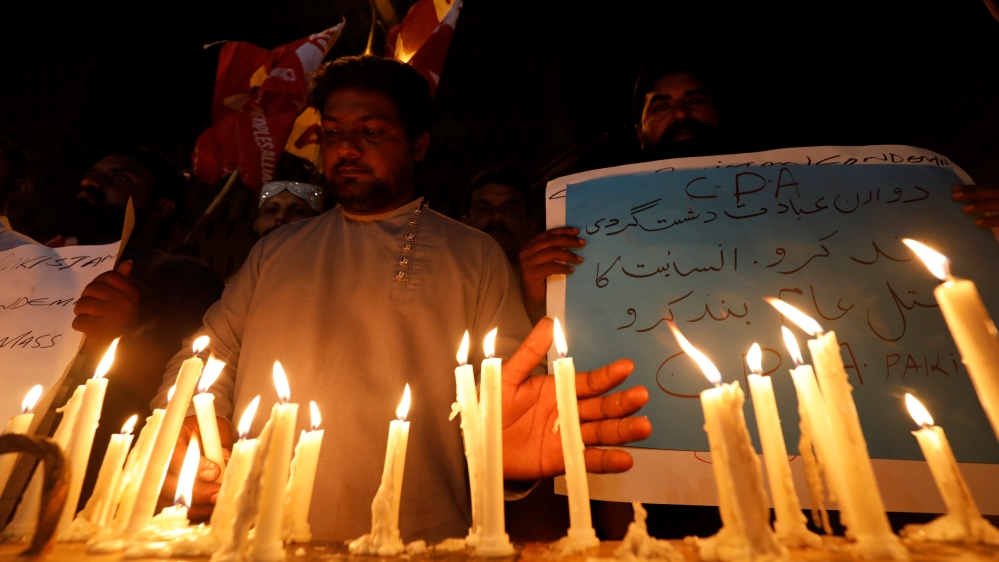 People light candles for the victims of Sri Lanka's serial bomb blasts in Karachi, Pakistan [Akhtar Soomro/Reuters]