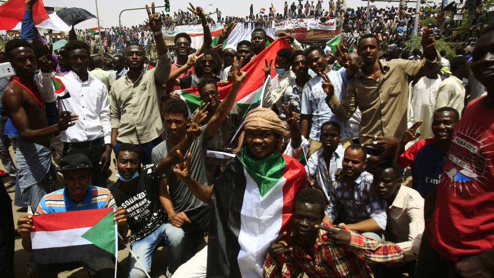 Sudanese demonstrators gather in central Khartoum immediately after al-Bashir was toppled by the army [Ashraf Shazly/ AFP]