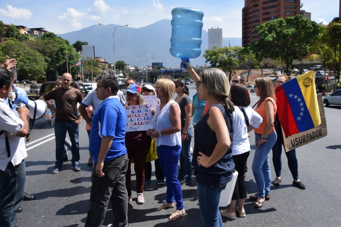 People went out to the streets of Caracas to protest for the lack of water. “I am here due to the lack of services, as I have spent one month without water, and before the blackout we still had