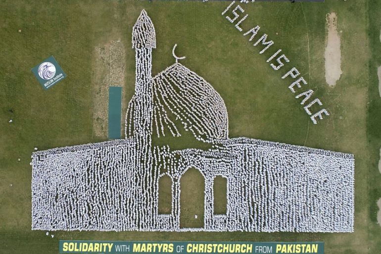 Thousands of Pakistanis form human chain in image of Christchurch mosque