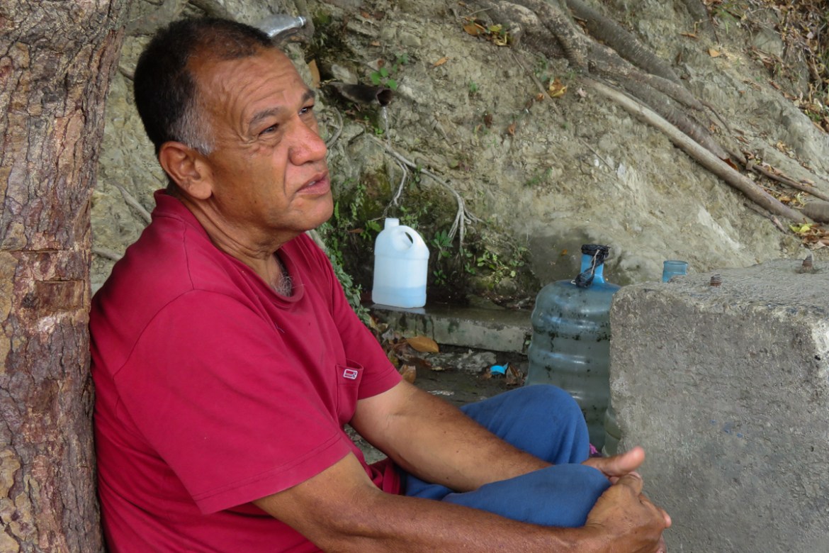 Luis (I’m not sure I got his name right, the recording is not clear :(), visibly tired, while trying to get potable water said that  “I’m here to fill my little bucket, this water is clean, it is com