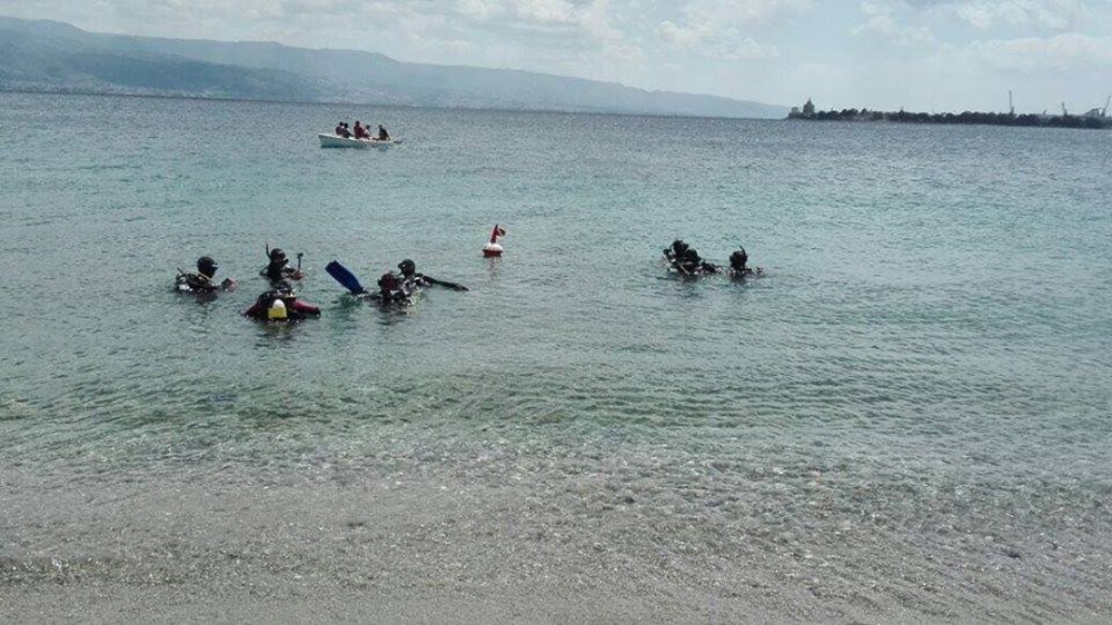 Refugee minors get back in the water at Messina's main beach [Courtesy: Giuseppe Pinci]