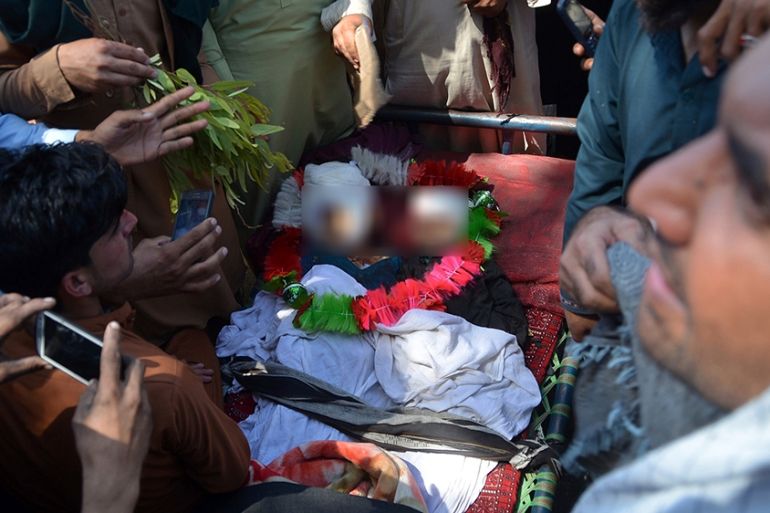 Afghans protest with the bodies of civilians killed in the raid at Nangarhar [Mohammad Anwar Danishyar/AP]