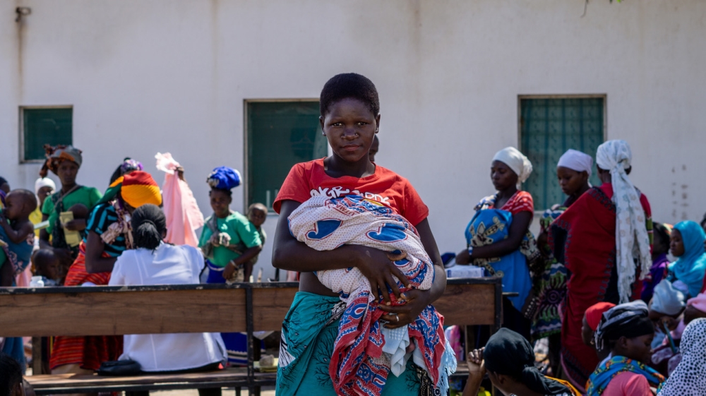 Lousia Dorethea Jerafi feeds her baby as she waits for doctors [Tendai Marima/Al Jazeera]