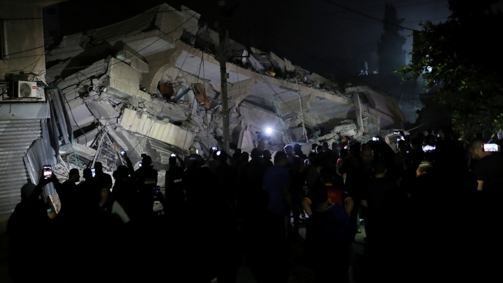 Palestinians inspect wreckage after Israeli warplanes targeted a building on the Rimal neighbourhood in Gaza City [Anadolu Agency]