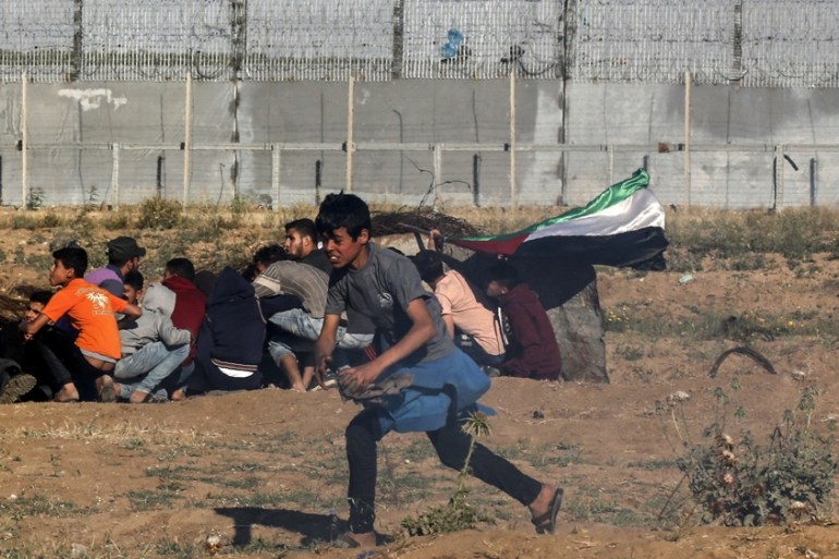 Young Palestinian protesters run away from the border fence during a demonstration east of Gaza City, on May 10, 2019. Said KHATIB / AFP