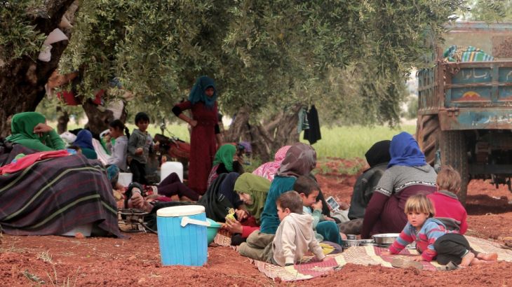 Syrians continue to take shelter near Turkey''s border