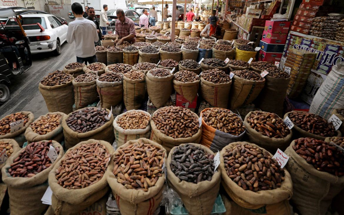 Dates are being sold at a market, ahead of the Muslim fasting month of Ramadan in Cairo, Egypt May 5, 2019. REUTERS/Mohamed Abd El Ghany