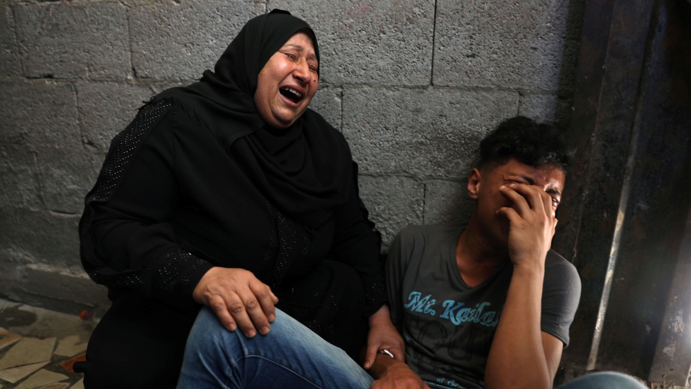 Relatives of 22-year-old Emad Naseer mourn during a funeral in the Gaza Strip [Mohammed Salem/Reuters]