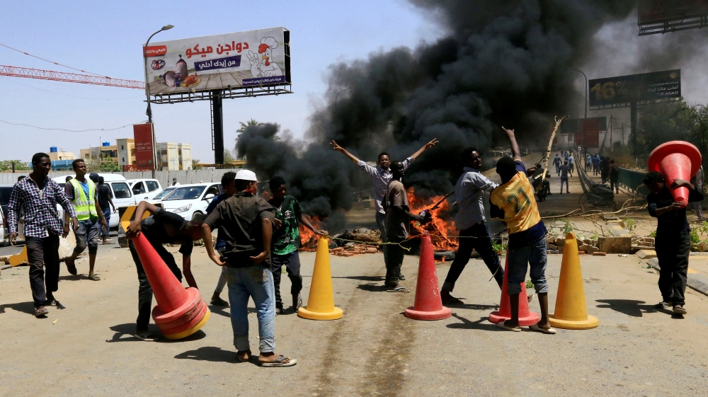 Sudanese protesters burn tyres and barricade the road leading to al-Mek Nimir Bridge [Mohamed Nureldin Abdallah/ Reuters]