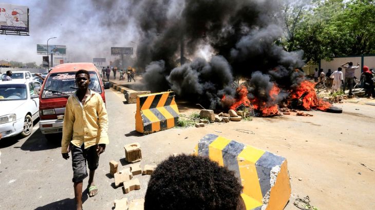 Sudanese protesters burn tyres and barricade the road leading to al-Mek Nimir Bridge crossing over Blue Nile; that links Khartoum North and Khartoum, in Sudan May 13, 2019. REUTERS/Mohamed Nureldin Ab