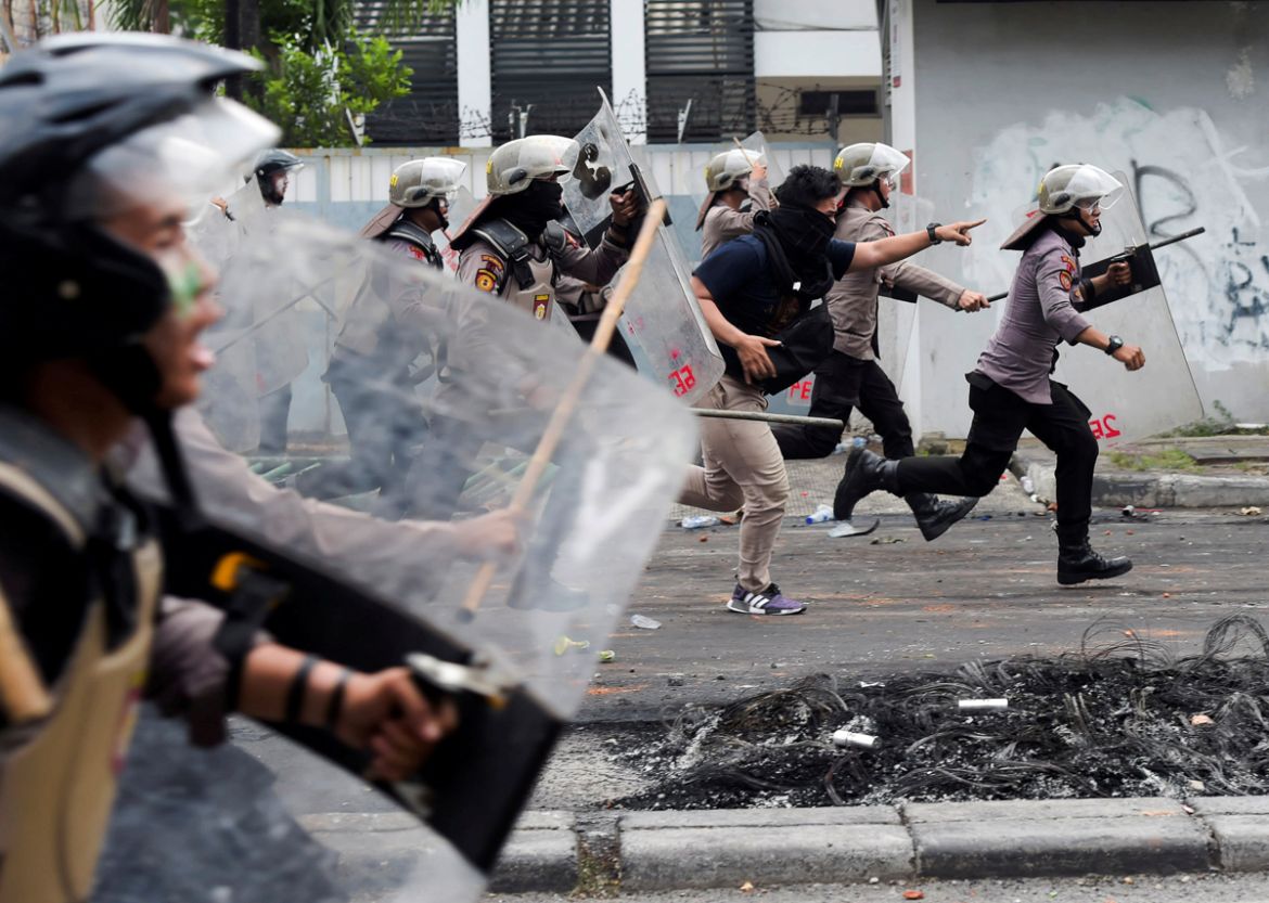 Police disperse protesters at Tanah Abang in Jakarta, Indonesia May 22, 2019 in this photo taken by Antara Foto. Antara Foto/Galih Pradipta/ via REUTERS ATTENTION EDITORS - THIS IMAGE WAS PROVIDED BY
