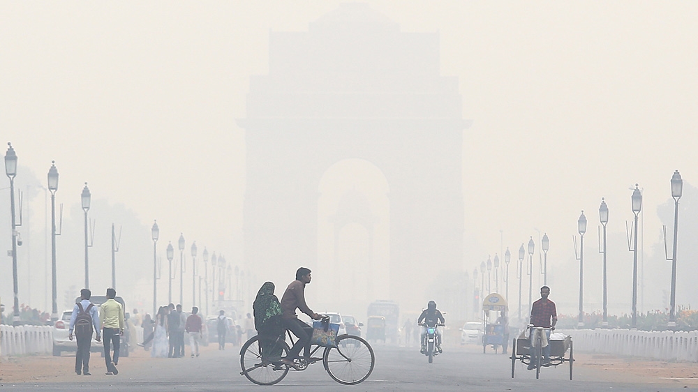 New Delhi's iconic India Gate covered with thick smog [Amarjeet Singh/Al Jazeera]