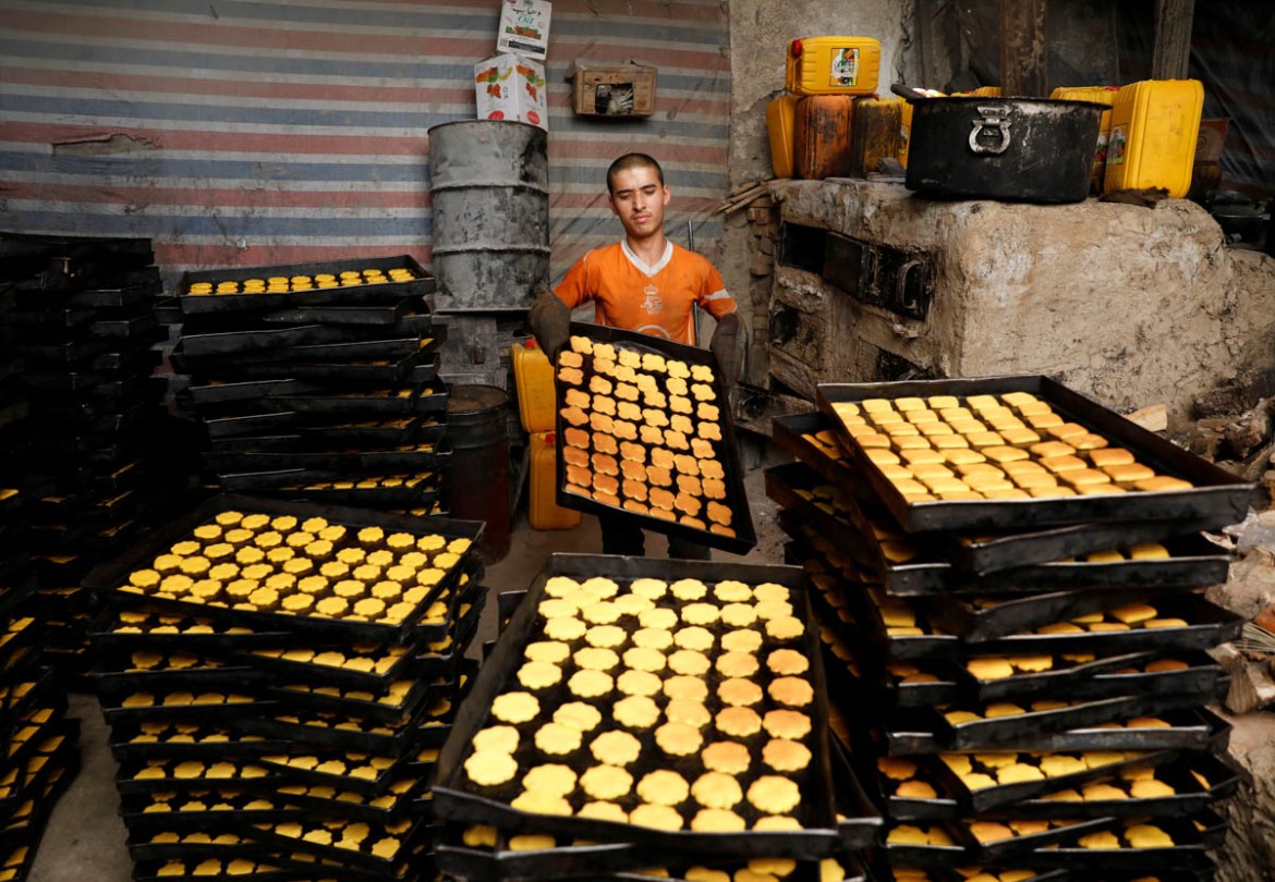 A man prepares cookies at a small traditional factory, on the first day of the holy month of Ramadan in Kabul, Afghanistan May 6, 2019.REUTERS/Mohammad Ismail