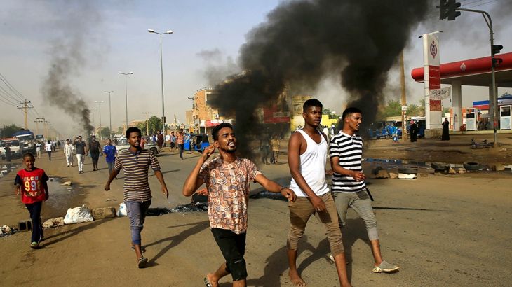 Sudanese protesters chant slogans along a street and demanding that the country''s Transitional Military Council hand over power to civilians in Khartoum, Sudan, June 3, 2019. REUTERS/Stringer