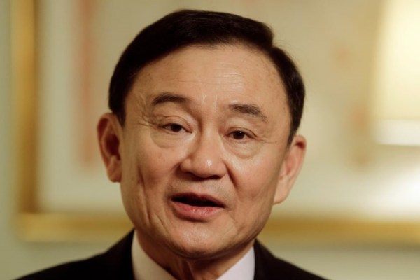 Тайландският бивш министър председател Таксин Шинаватра каза че отлага завръщането