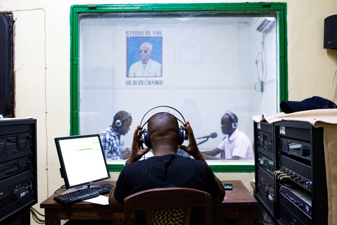 Community radio Dintunga broadcasts one of its programmes throughout Kasai. This radio station, which is listened to by several million people, plays a major role in public opinion on the Kamuina Nsap
