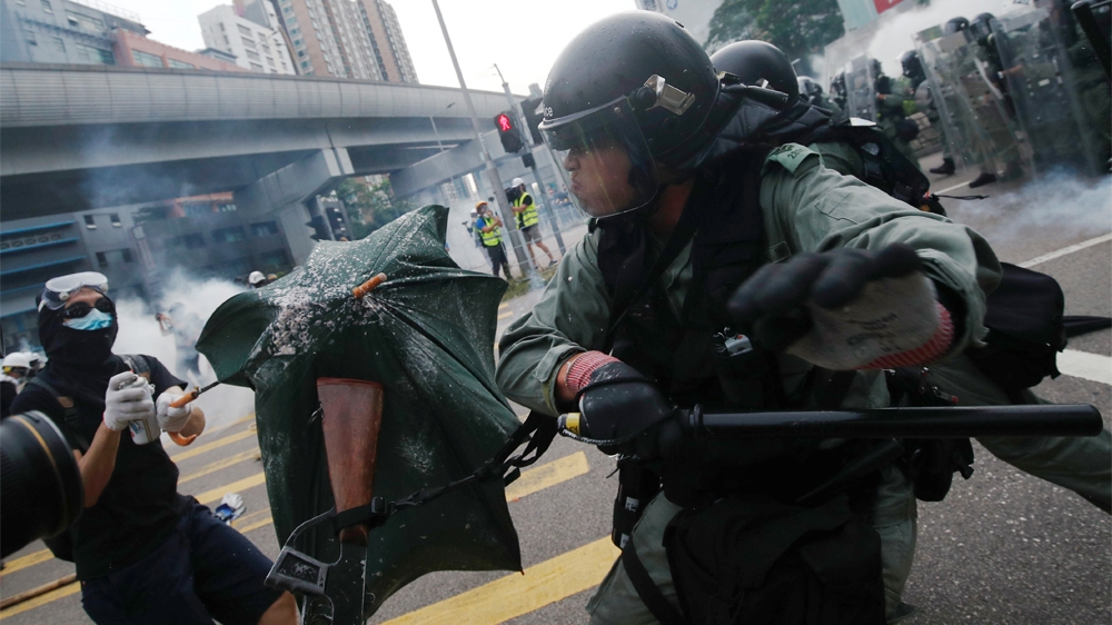 DATE IMPORTED: 27 July, 2019 Demonstrators clash with police during a protest against the Yuen Long attacks in Yuen Long, New Territories, Hong Kong, China July 27, 2019. REUTERS/Edgar Su