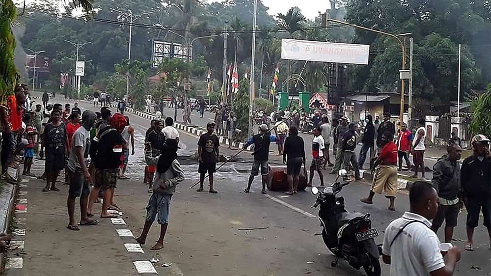 Protesters take to the street to face off with Indonesian police in Manokwari, Papua on August 19, 2019. - Riots broke out in Indonesia's Papua with a local parliament building torched as thousands pr