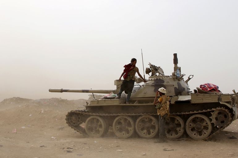 Members of UAE-backed southern Yemeni separatist forces stand by a tank during clashes with government forces in Aden, Yemen August 10, 2019. REUTERS/Fawaz Salman