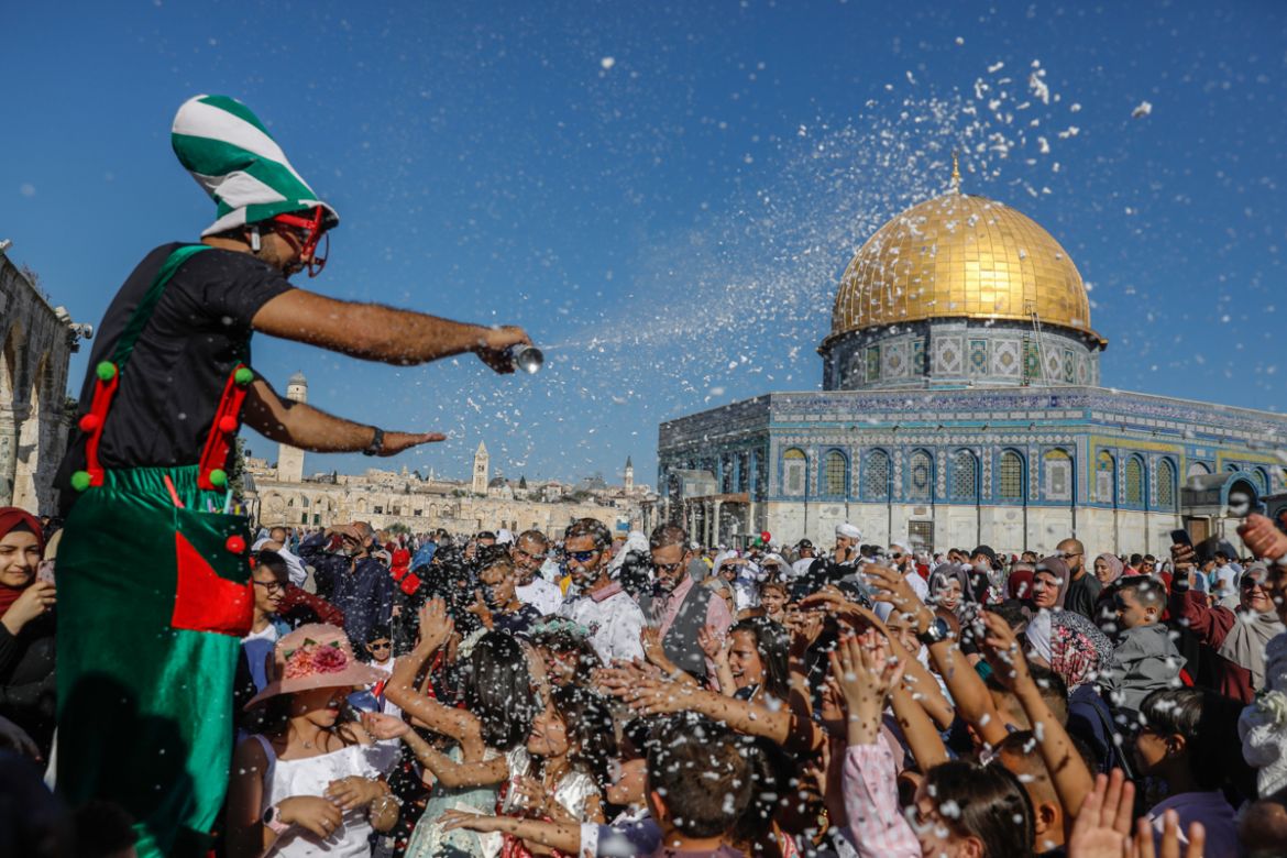 A clown entertains Palestinians on the first day of Eid al-Adha near the Dome of Rock mosque at the Al-Aqsa Mosque compound, Islam''s third most holy site, in the Old City of Jerusalem on august 11, 20