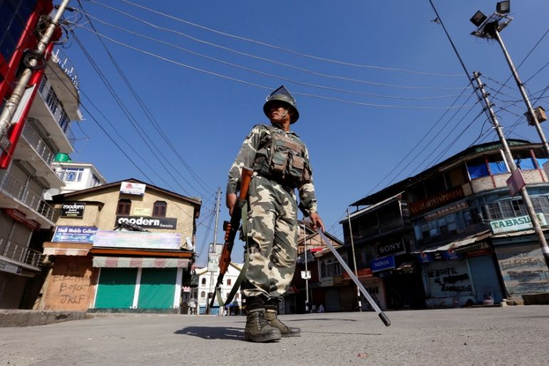 An Indian policeman stands guard in a deserted street during a curfew in Srinagar September 19, 2016. REUTERS/Danish Ismail