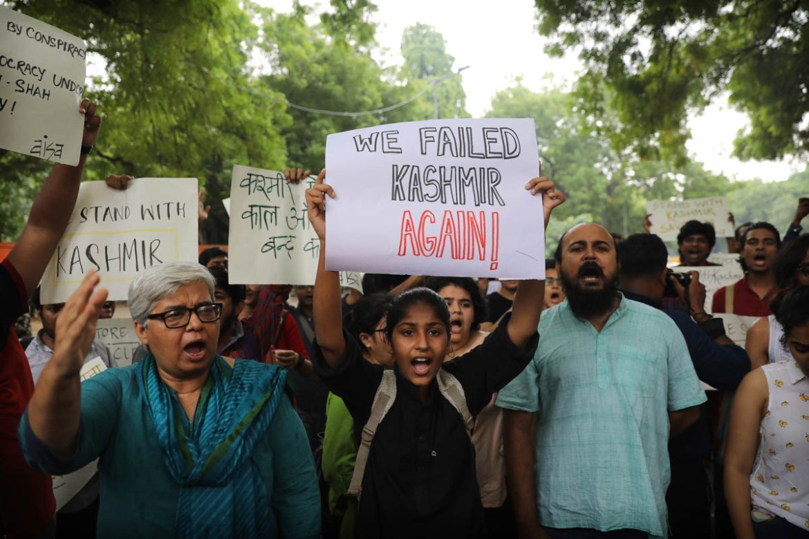 Left party supporters and students shout slogans during a protest against Indian government revoking Kashmir''s special constitutional status in New Delhi, India, Monday, Aug. 5, 2019. India''s governme