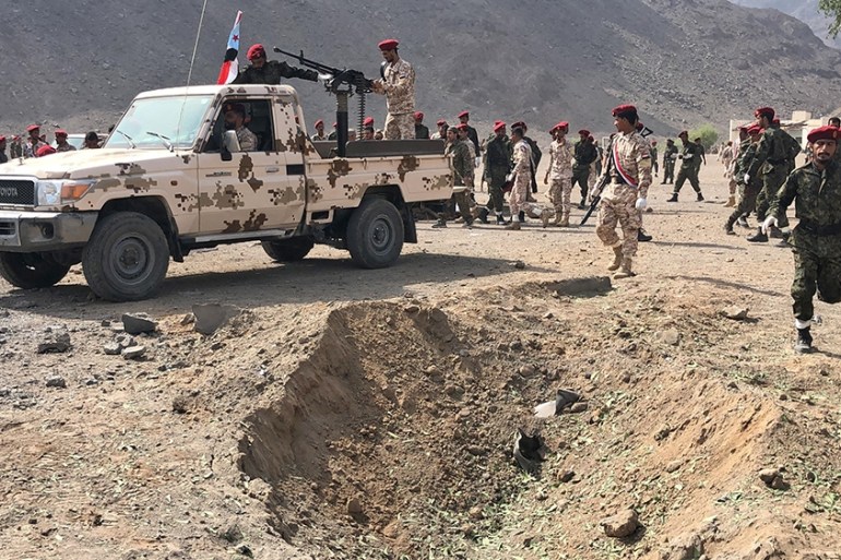 Yemeni security forces rush to the scene of a missile attack on a military camp west of Yemen''s government-held second city Aden, on August 1, 2019. - Dozens of Yemeni police, including a senior comma