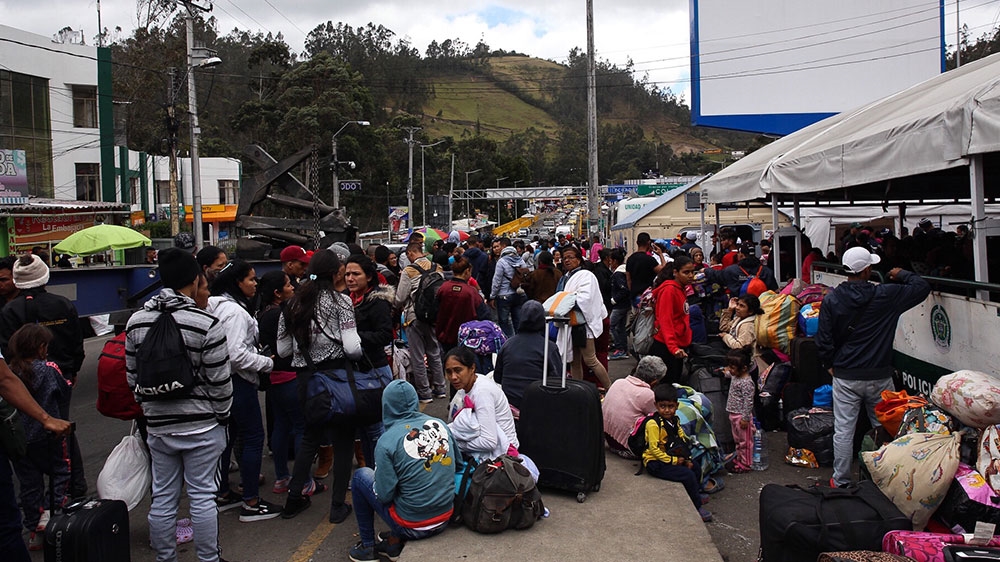 Venezuelans race to Ecuador [Pu Ying Huang/Al Jazeera]