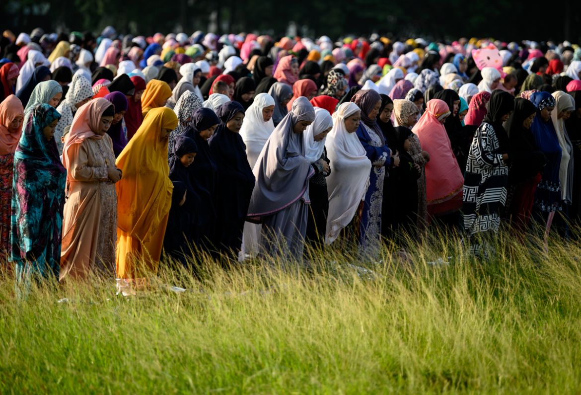 Filipino Muslims gather to celebrate Eid al-Adha at the Luneta Park in Manila on August 11, 2019. - Muslims are celebrating Eid al-Adha (the feast of sacrifice), the second of two Islamic holidays cel