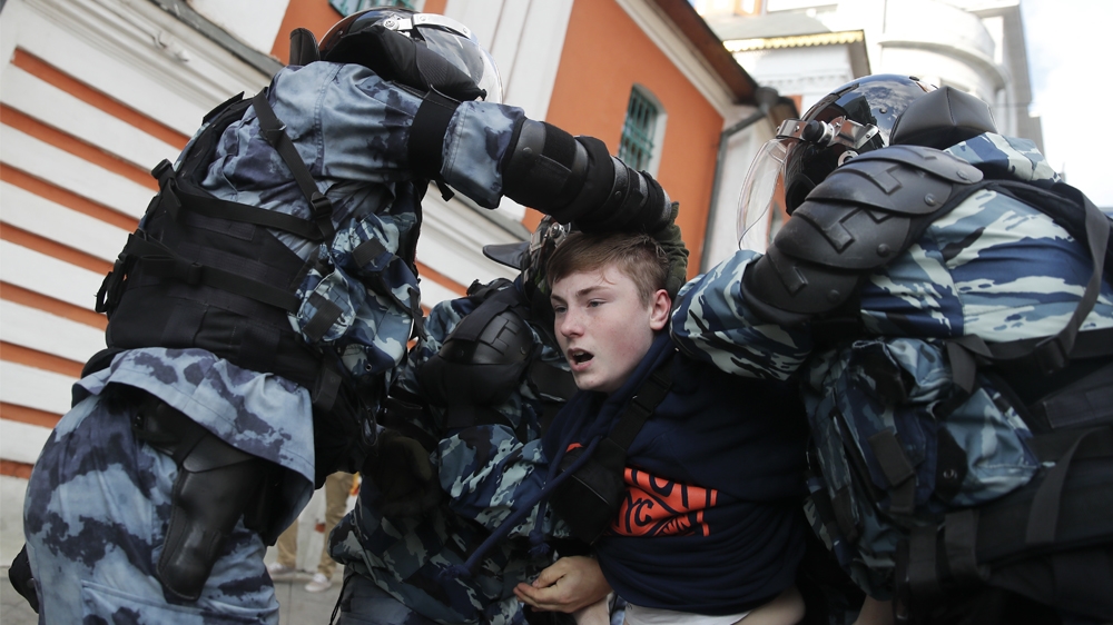 Law enforcement officers detain a man after a rally to demand authorities allow opposition candidates to run in the upcoming local election in Moscow, Russia August 10, 2019. REUTERS/Maxim Shemetov