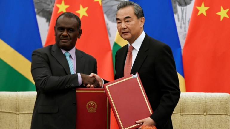 Çin Devlet Bakanı ve Dışişleri Bakanı Wang Yi, Pekin'de düzenlenen törende Solomon Adaları Dışişleri Bakanı Jeremiah Manele ile el sıkıştı.