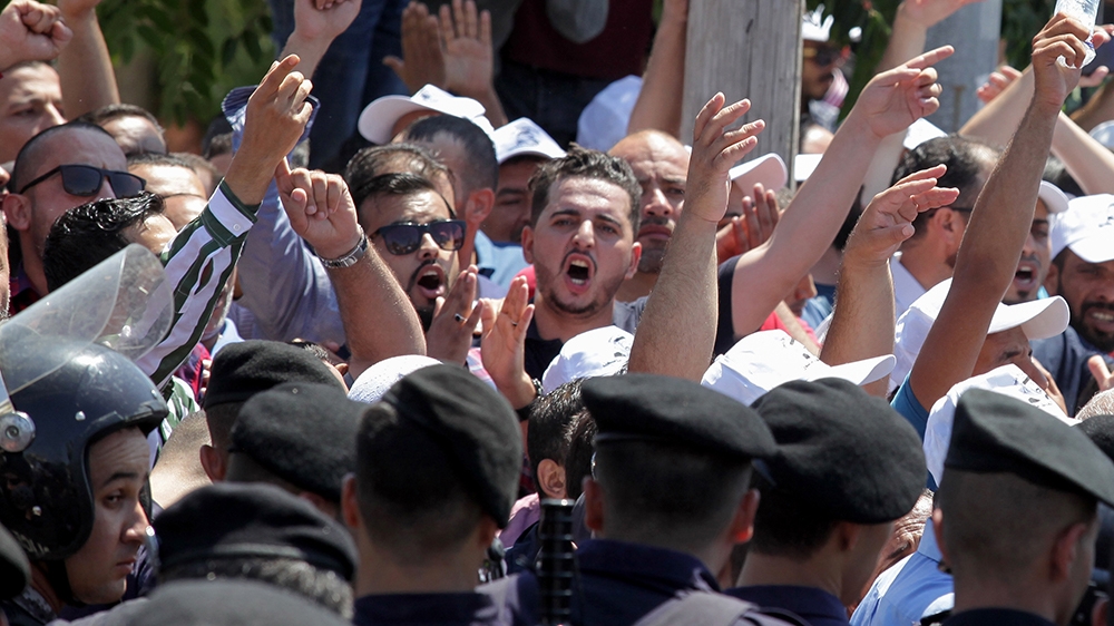 Jordanian teachers chant slogans during a protest in the capital Amman on September 5, 2019. - Thousands of public school teachers marched in central Amman demanding higher wages, just four days after