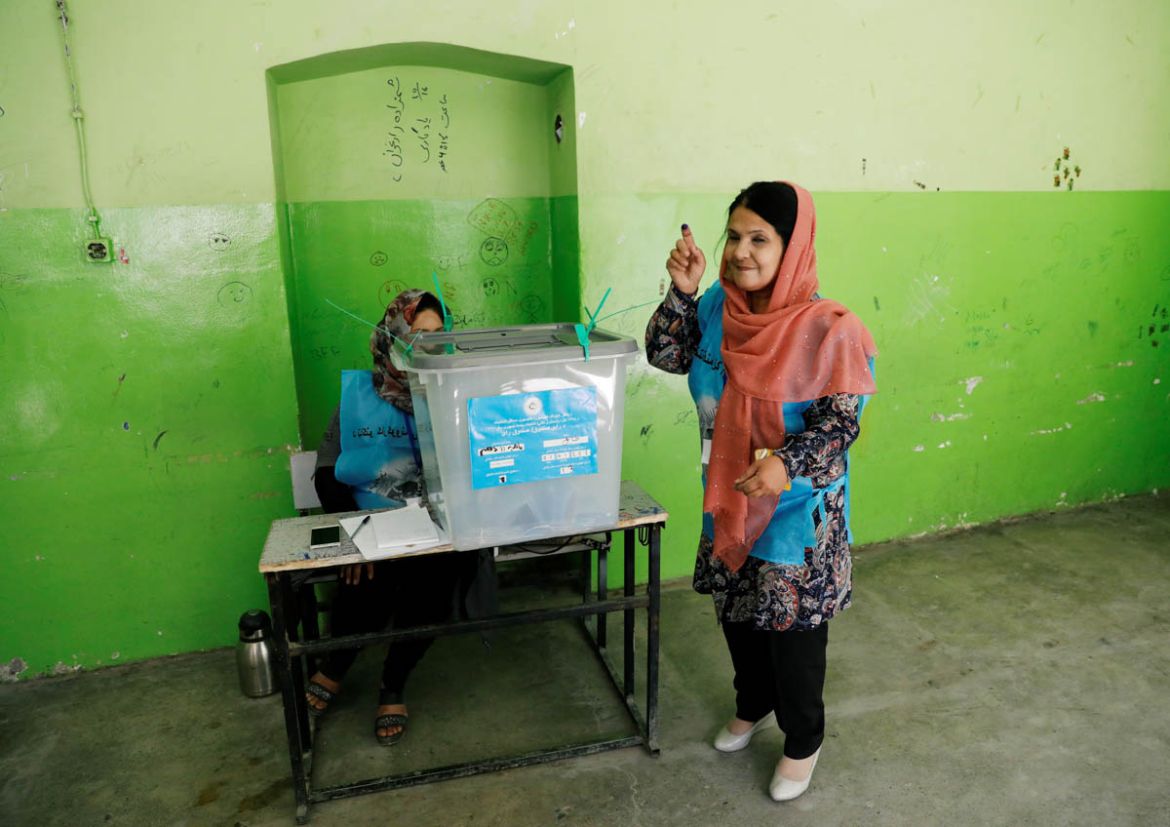 An Afghan woman arrives to cast her vote in the presidential election in Kabul, Afghanistan September 28, 2019. REUTERS/Mohammad Ismail