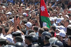 Jordanian teachers chant slogans and wave their national flag during a protest in the capital Amman on September 5, 2019. - Thousands of public school teachers marched in central Amman demanding highe