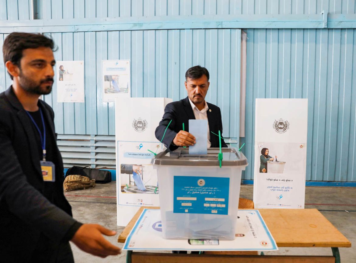 An Afghan man casts his vote in the presidential election in Kabul, Afghanistan September 28, 2019. REUTERS/Mohammad Ismail