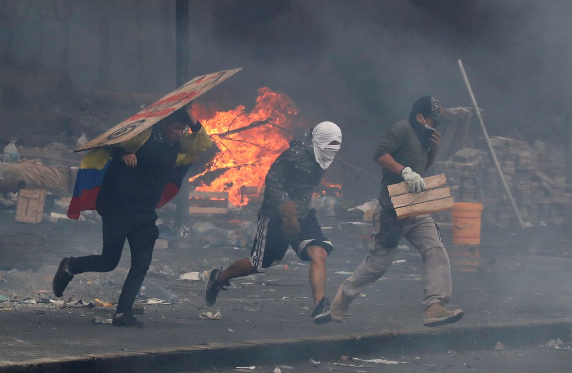 Demonstrators run during a protest against Ecuador''s President Lenin Moreno''s austerity measures in Quito, Ecuador October 12, 2019. REUTERS/Henry Romero