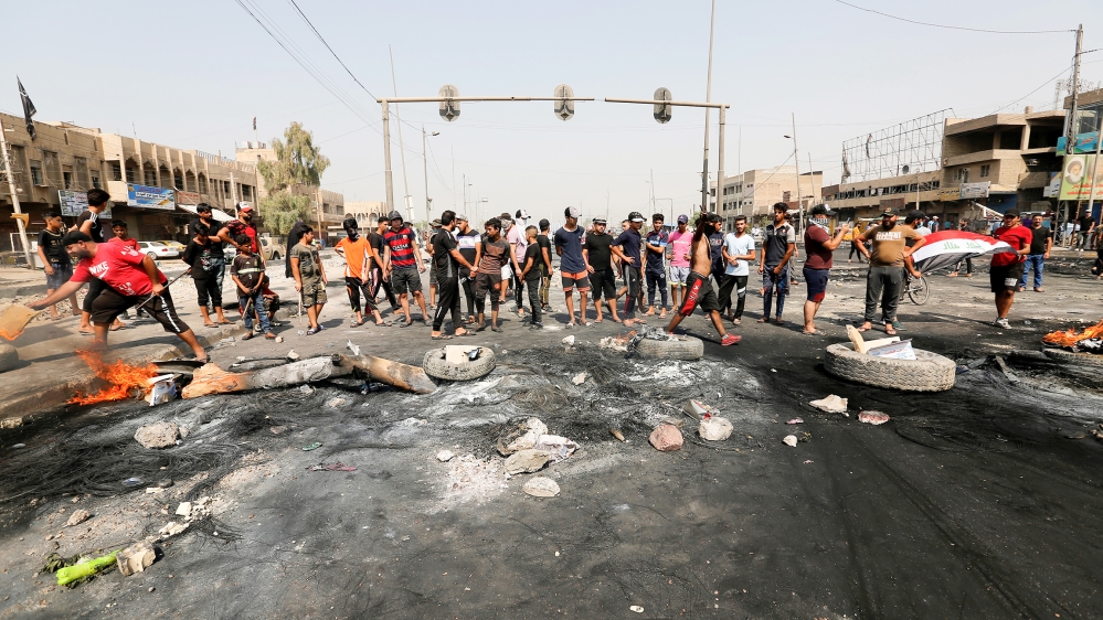 Demonstrators block a road during a curfew, two days after the nationwide anti-government protests turned violent, in Baghdad, Iraq October 3, 2019. REUTERS/Wissm al-Okili