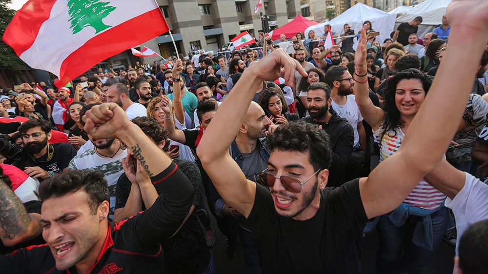 Protestors celebrate after Lebanon's Prime Minister Saad al-Hariri announced his resignation in Beirut, Lebanon October 29, 2019.  REUTERS/Aziz Taher