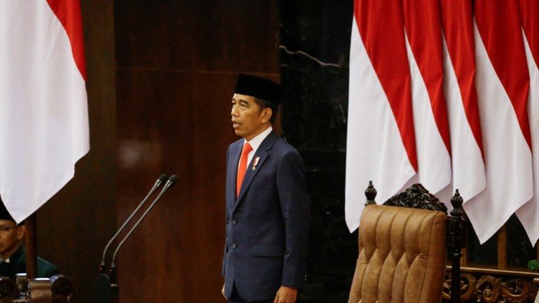 El presidente de Indonesia, Joko Widodo, frente a una bandera de Indonesia.