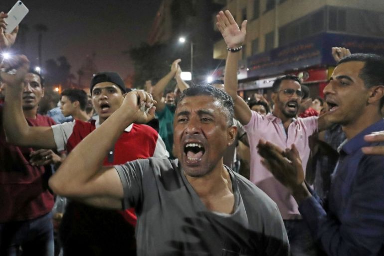 Small groups of protesters gather in central Cairo shouting anti-government slogans in Cairo, Egypt September 21, 2019.REUTERS/Mohamed Abd El Ghany