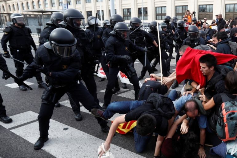 Police officers clash with Catalan demonstrators during Catalonia''s general strike, in Barcelona, Spain, October 18, 2019. REUTERS/Jon Nazca