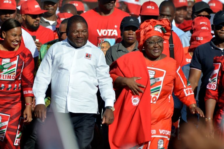 Mozambique''s President and leader of ruling party Frelimo, Filipe Nyusi, and his wife Isaura Nyusi arrive to attend the final rally of their election campaign in Matola