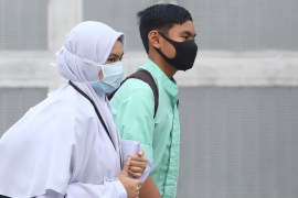 Malaysian students wearing masks due to air pollution