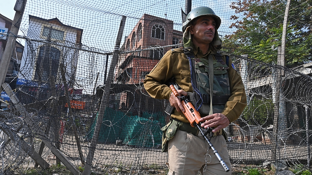 An Indian paramilitary trooper stands guard on a street during a lockdown in Srinagar on October 23, 2019. (Photo by Tauseef MUSTAFA / AFP)