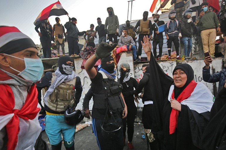 Iraqi protesters chant slogans as they take part in ongoing anti-government demonstrations over al-Ahrar bridge in Baghdad on November 19, 2019. - Iraqi protesters brushed off new government promises