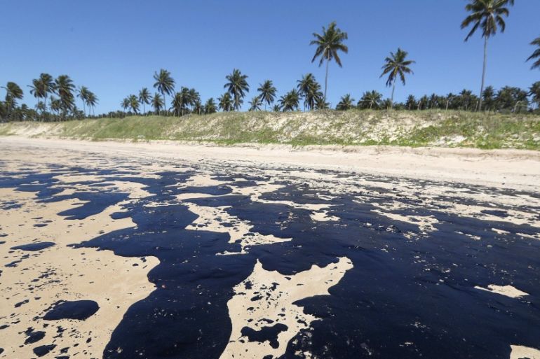 Photograph of oil stains that pollute the Lagoa do Pau beach, in Coruripe, Alagoas state, Brazil, 10 October 2019