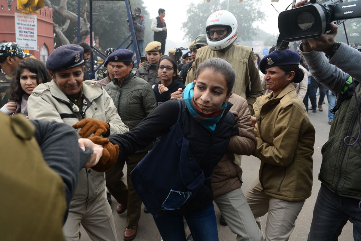 Police detain a woman at a demonstration against Indiai´s new citizenship law in New Delhi on December 19, 2019. - Big rallies are expected across India on December 19 as the tumultuous and angry reac